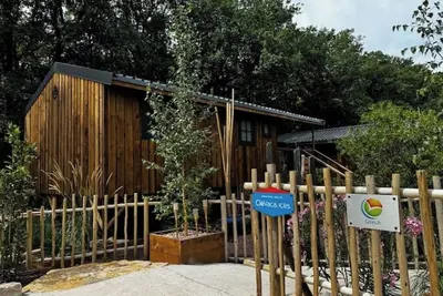 Image de location cabanes en bois tout confort (chauffage & climatisation).
