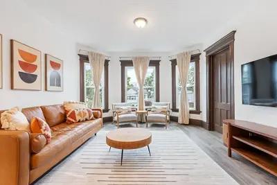 Sleek Space: Open & Airy, Close to Key Spots