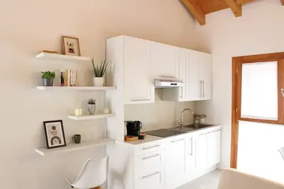 Image de Nice and modern apartment less than 10 minutes from the airport and downtown