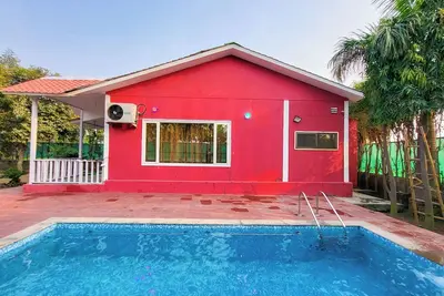 Image de Cozy 2-bedroom Chalet with Lawn and Pool in Marvelous Greater Noida with WiFi, Ac