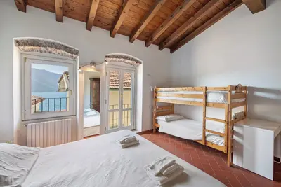 Image de Appartement 'Il Giardino Segreto' avec vue sur le lac, terrasse privée et Wi-Fi