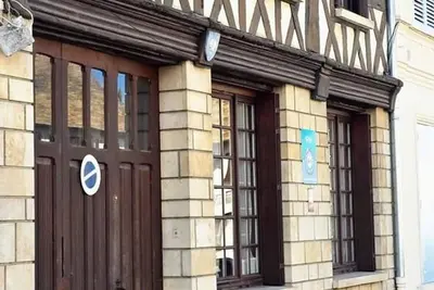 Image de Auberge médiévale à Houdan avec jardin clos, animaux acceptés, WiFi et parking sécurisé