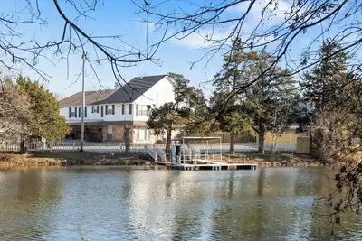 Image de 4000 sqft Lakefront Retreat with Private Hot Tub #Nh