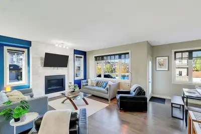 Image de Ava - Elegant Estate w\/ Bbq, Fireplace & Garage!