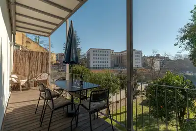 Image de Appartement au design industriel au centre-ville avec jardin commun, Wi-Fi et climatisation