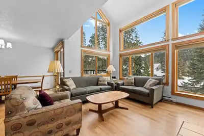 Image de Cozy Mountain Condo with Communal Pool House, 5 Minute Drive to Ski Village!