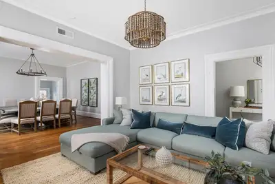 Image de Massive Luxury Sanctuary Steps to Forsyth Park by Lucky Savannah