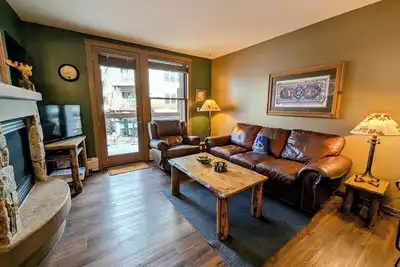 Image de Updated w/ Village View, Walk to Slopes, Hot tub