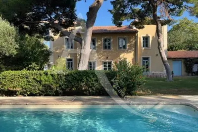 Image de Propriété avec jardin et piscine