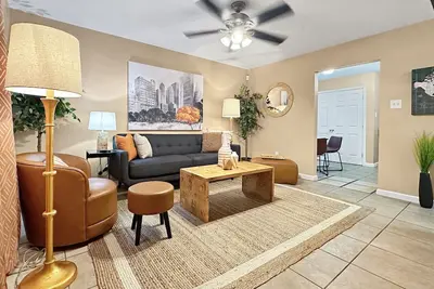 Image de Cozy 2br/1ba Near Local Hotspots