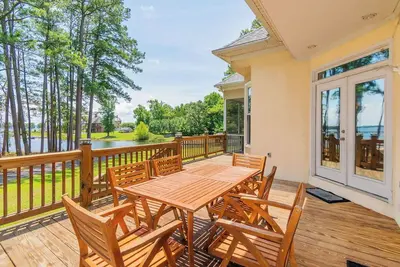 Image de 4 bedroom Lake front house 5 mins from liberty with private ramp and dock!