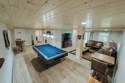 Image de New! Modern Getaway - Hot Tub/Fire Pit/Pool table