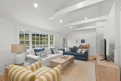 Image de Completely Renovated Home in Family Friendly Neighborhood with Private Deck and Patio