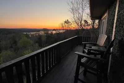 Image de The Beaver Lake Escape - 5 mins to Dt Rogers King Beds - Fireplace - Lake Views