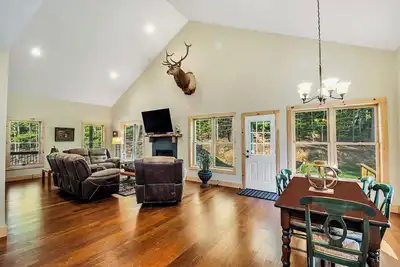 Image de True Adirondack living. 3-bedroom house in tranquil Diamond Point.