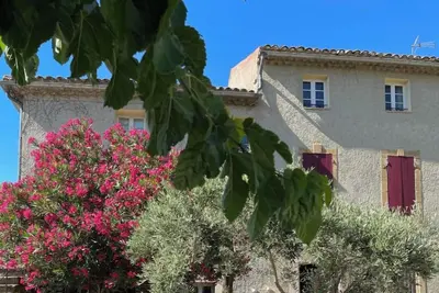 Angelot \n appartement  pour 2 personnes au 2 etage\n animal accepté -de 16 kg