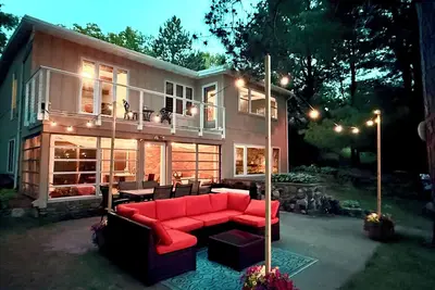 Image de Beautiful Lakefront cabin w/woodburning fireplace, parking, grill, canoe, Sup.
