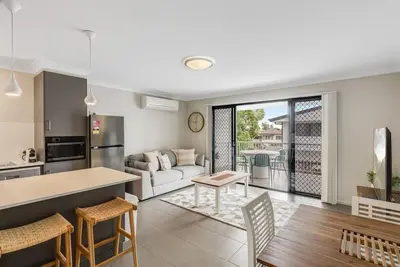 Image de Contemporary & Convenient - City Fringe Townhouse!