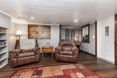 Image de This house is a cozy escape in the rural neighborhood of Leadmine Wisconsin.