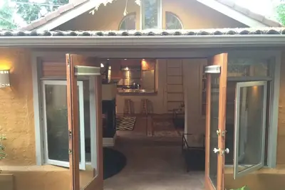 Image de Hamlin Street Casa- charming cottage steps from Uw