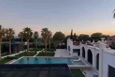 Image de Pavillon de Charme, 4 personnes. piscine jardin vue solarium.