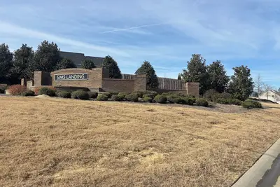 Image de Cozy & Charming 4-bdr house, clubhouse, pool. \nClose to shops & 6mls to masters.