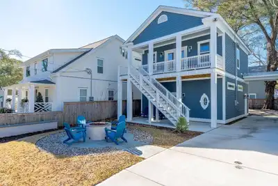 Image de Serenity in Blue-Fire Pit + King Bed + Coffee Bar