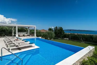 Villa Blue Ivy with Heated Pool
