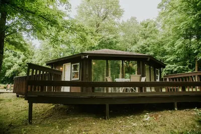 Image de Charming Up North Octagon Cabin - Private Beach & Resort Amenities