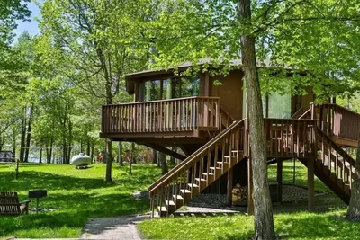 Image de Lakefront Octagon Treehouse - Fisherman's Paradise