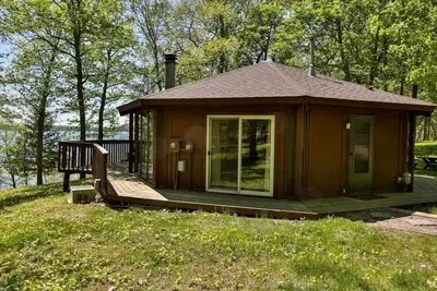 Image de Scenic Lakeside Octagon - Lake Views & Rustic Wood Stove