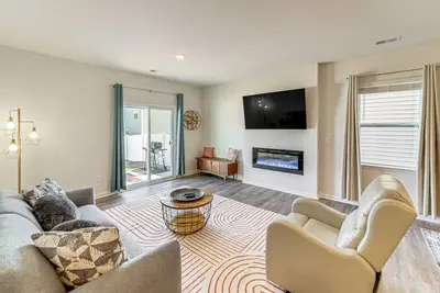 Image de 3 Mi to Lake Hickory: Family Home w\/ Fire Pit!