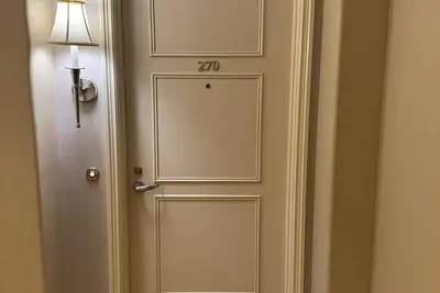 Image de Luxurious fully furnished 2-bedroom 2. 5 bath condo in enchanting Glendale Ca