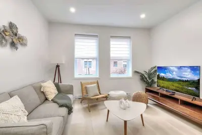 Image de Free indoor parking - Boho chic and spacious 2 bedroom Heart of downtown