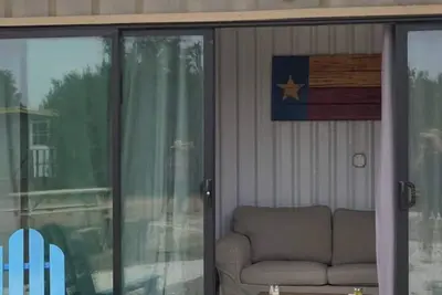 Image de Elderberry Shipping Container Room