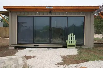 Image de Mulberry Shipping Container Room