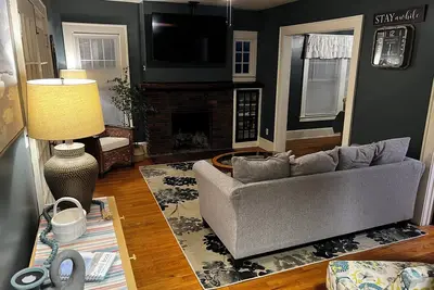 Cozy Campus Upstairs 3 Bedroom Apartment steps from Syracuse University