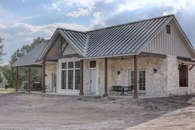 Image de Newly Built stunning Riverfront home in convenient location!