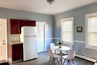 Image de Charming 2-bedroom apartment with WiFi and Ac in serene Providence