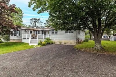 Image de Nestled in a picturesque setting, just steps away from the beach in Camp Ellis.