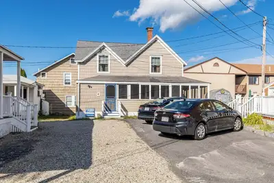 Image de Experience the Charm of Coastal Living – A Rustic Beachside Retreat Steps from the Ocean.