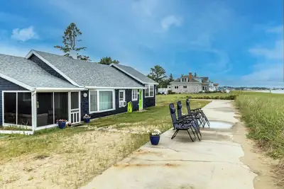 Image de Ocean/beachfront cottage, located at the end of a dead-end street on the beach with lots of privacy