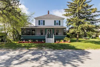 Image de A single-family cottage, with a cozy wrap-around porch with ocean views