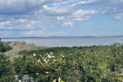 Image de This elegant, charming, 3-bedroom cottage offers stunning ocean views