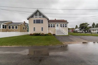 Image de Oceanfront bliss in this large and accommodating  oceanfront property, with picturesque views!