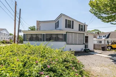 Image de 3 bedroom, cozy beach home, just a 5–10 minute walk to the beach!