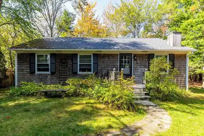 Image de Beautiful, private, 3-bedroom Ocean Park cottage overlooking the salt marsh