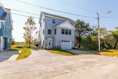 Image de Beautifu, l Coastal Home on three floors with ocean and marsh views!