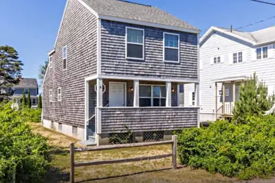 Image de A beautiful single-family cottage sits only a 1/2 block from the sandy beach!