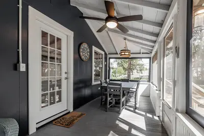 Image de Cozy, remodeled cottage with a private path to the beach, and a huge yard, nestled in the pines!